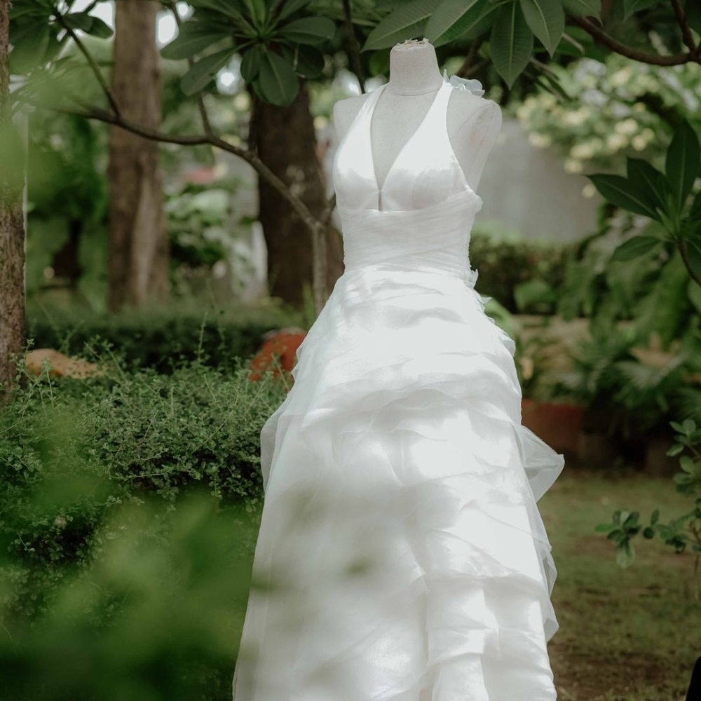 Vera Wang Elegant White Halter Wedding Dress